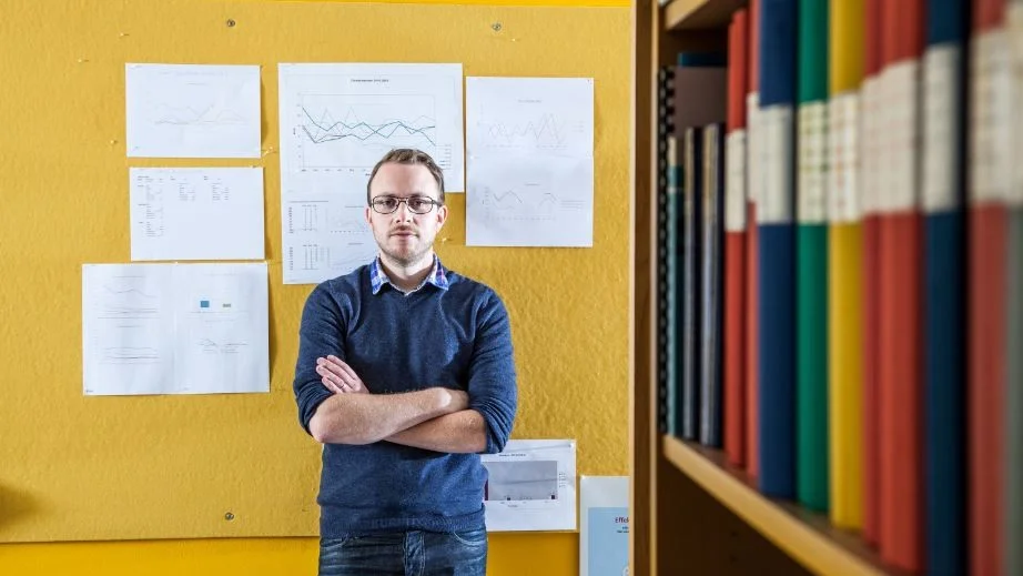 Andreas Tillmar vid Rättsmedicinalverket i Linköping fick utveckla nya metoder för att få fram en dna-profil som kunde avslöja dubbelmördarens identitet. 