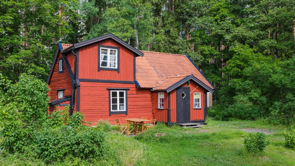 Torpet i Mumsarby nära Österbybruk ligger naturnära. 