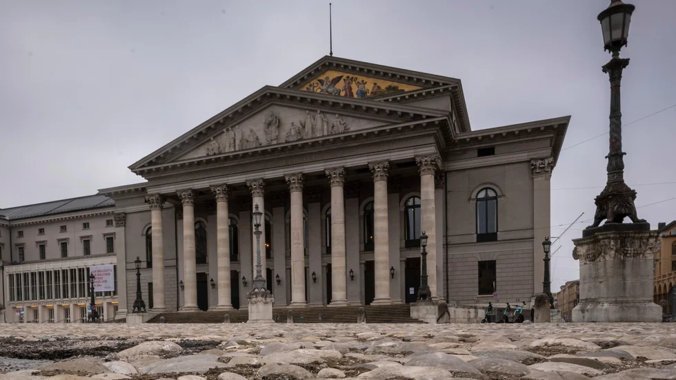 Dirigenten Stefan Soltész föll från sitt podium på den Bayerska stadsoperan i centrum av München och dödförklarades några timmar senare. Arkivbild.