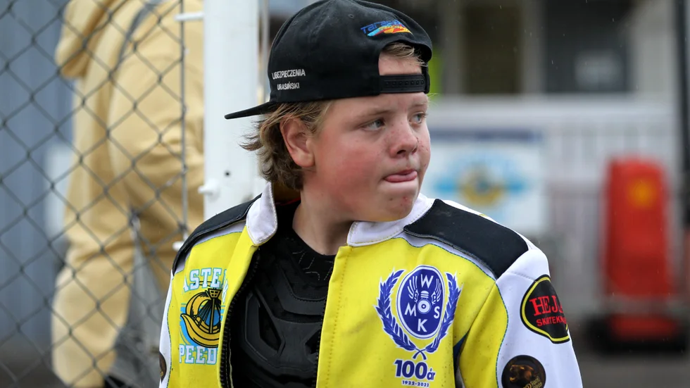 Adam Carlsson ska under nästa år göra sin första säsong på stor cykel och han har skrivit på ett avtal med Västervik Speedway.