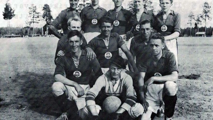 Arvidsjaurs AIK (Arbetsidrottsklubben) bildades i början av år 1932 närmast som en utbrytning från lokalkonkurrenten Arvidsjaurs IF. Någon uttalad enskild initiativtagare finns inte. Det sägs att det snarare var en grupp människor – av vilka många hade en klar politisk inriktning – som bildade klubben. AIK betydde från början ”Arbetarnas Idrotts Klubb”. Det namnet kom dock 1936 att ändras så att namnet ”arbetarnas” ersattes med ”allmänna”. Tanken tycks de första åren ha varit att arbetaridrotten skulle vara en motvikt till vad man ansåg den borgerliga. Efterhand kom Arvidsjaurs AIK att ha flera hundra medlemmar och ett stort antal sporter på sin meny, som fotboll, skidåkning, backhoppning, bandy, brottning, boxning, gymnastik, cykel och allmän idrott. Klubben fick på 30-talet flera idrottsliga framgångar bland annat vann Kembell Lundvall JSM-guld i boxning 1932 och Evert Lindblom Arbetar- SM på skidor 1934.
Konkurrensen med grannklubben på orten lär tidvis varit stor. AAIK fick inte träna och spela matcher på AIFs fotbollsplan varför man fick bygga en egen plan på den så kallade ”Bergstedsgärdan” belägen invid nuvarande Järnvägsgatan. Spelarna på bilden fanns ofta på laguppställningen under 1930-talet. Stående från vänster: Erland Lindblom, Sten Bäckman, Bertil Bergsteth, Sten Sjöberg och Adolf Andersson. Mitten från vänster: Tor Bäckman, Bengt Edström och Ragnar Johansson. Längst ner från vänster: Stig Löfgren, Henning Kautto och John Lundström.


