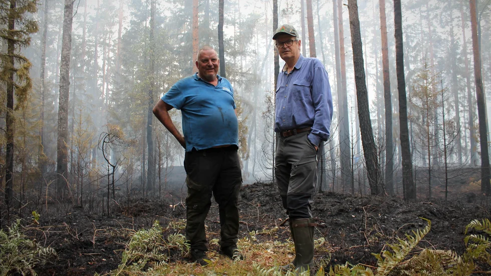 Kenneth Gustavsson och Gabriel Danielsson är med vid släckningsarbetet.