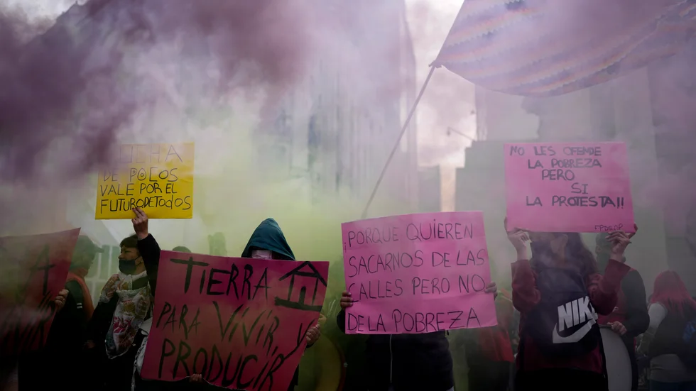 Demonstranter i Buenos Aires i Argentina kräver ökat socialt och ekonomiskt stöd från regeringen.