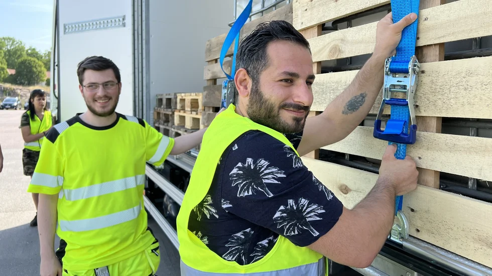 "Jag gillar att köra långa sträckor, så jag kanske vill köra fjärrtransporter sen. Eller, jag vet inte, det viktigaste är att få ett jobb", säger Fadie Gabriel, 31 år. Här kontrollerar han att lasten är ordentligt säkrad med klasskamraten Oliver Johansson, 23 år. 
