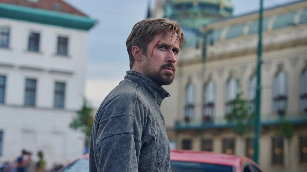 Sierra-agenten Six (Ryan Gosling) är en dålig Jason Bourne-kopia som jagas av dödspatruller och torpeder i ”The gray man”.