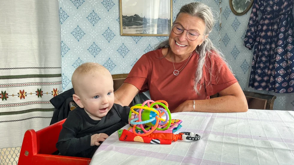 Henning Svartling är fem månader gammal och passar på att leka lite medan mamma hämtar våfflor. "Vi ska äta våfflor och mysa på Lillpitedagen", säger farmor Malin Tuveborg Svartling. 