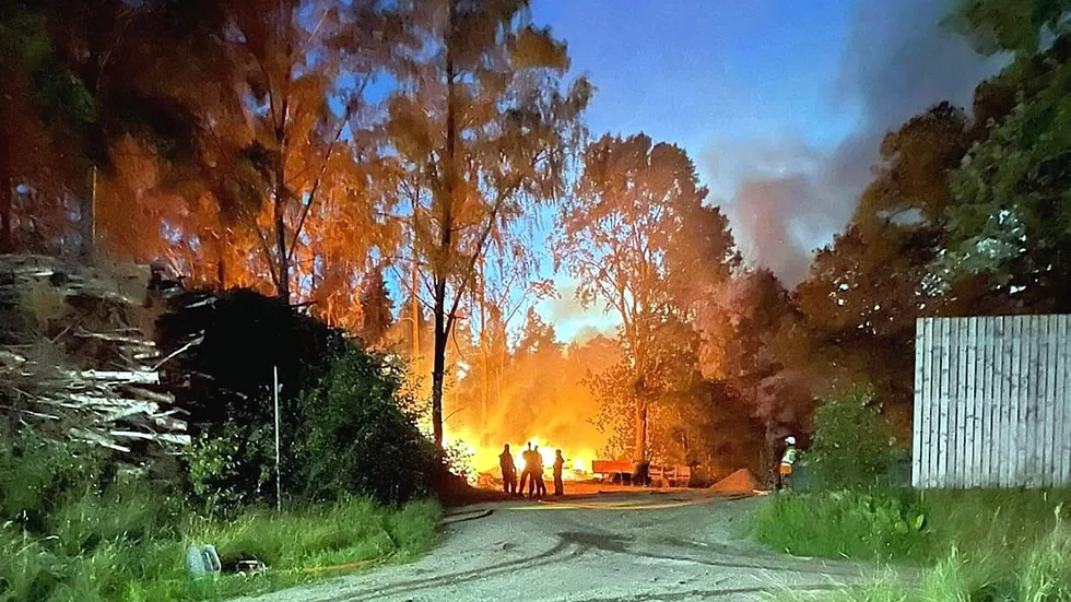 En skogsbrand härjar i närheten av Bråvikens Golfklubb.