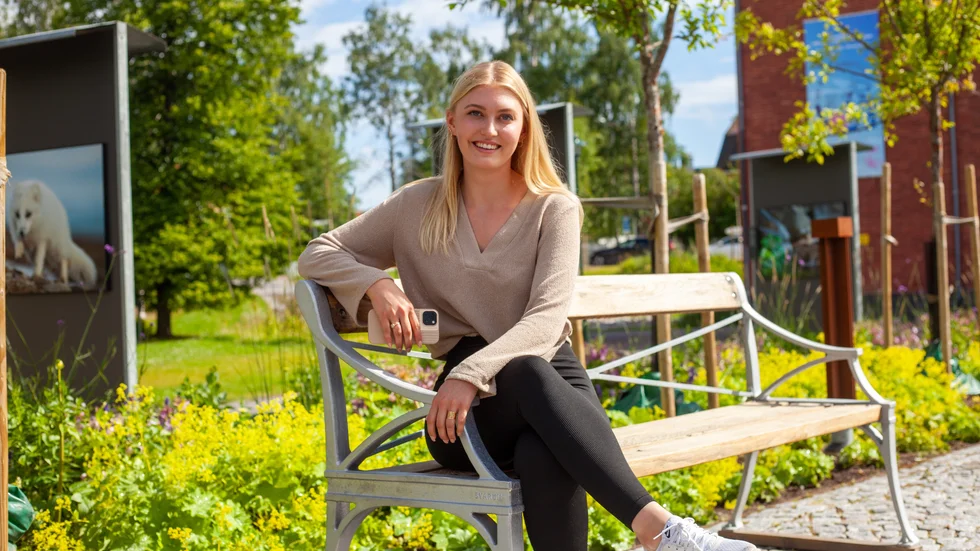 Fanny Moilanen, är född och uppvuxen i Råneå men bor i Stockholm där hon, utöver sin TikTok arbetar på eventbyrå. 