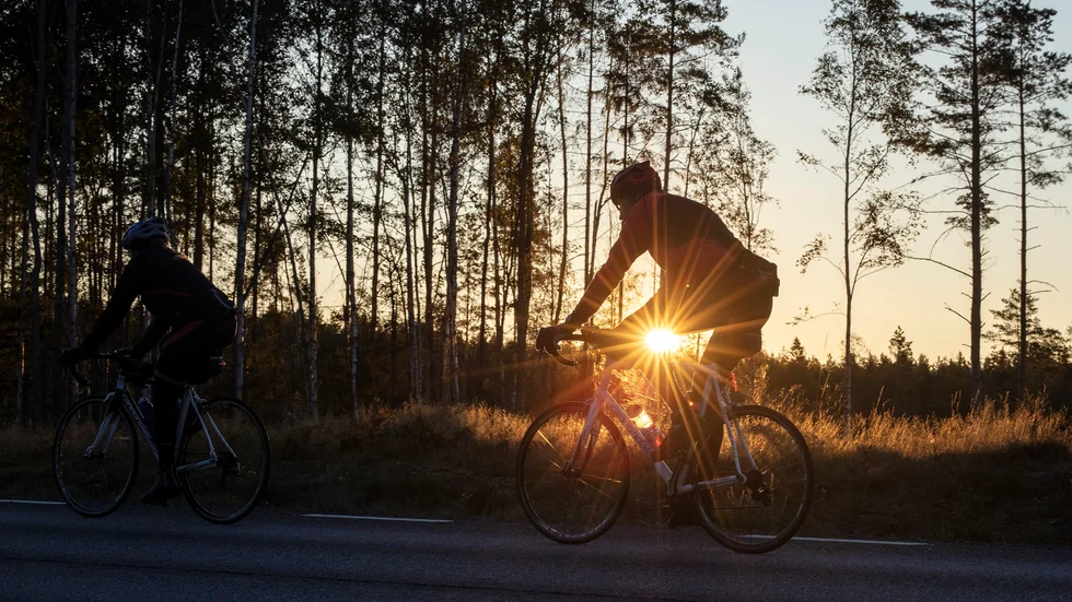 Insändarskribenten tycker att cyklister borde släppa fram bilar så att de slipper stanna - och på det sättet minska utsläppen. Arkivfoto