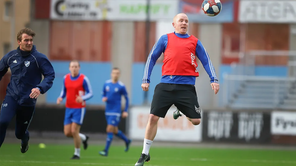 Superettanspelaren Simon Lundevall är klar för IFK Eskilstuna i division 2.