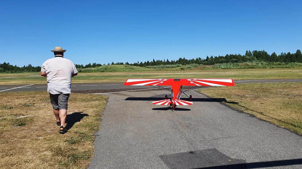 Anders Boström checkar ut sitt Decathlon flygplan på startbanan. Planet är byggt i skala 1 : 2,5 och väger 20 kg.