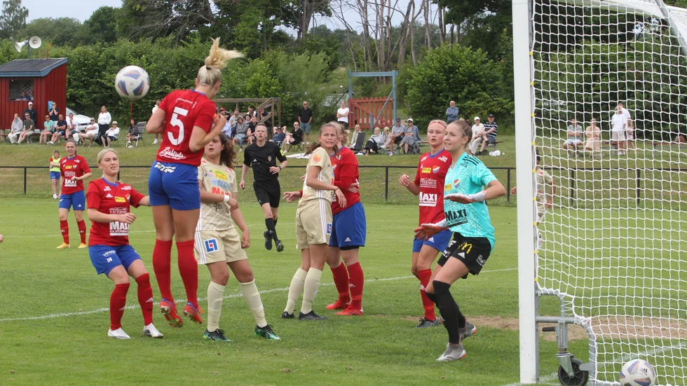 Borens IK:s Agnes Stenlund och Lydia Vaggelyr hjälps åt att rensa undan när P18 har hörna. Det var en bra match och damfotbollen är het i Sverige nu, och här har Borens IK en roll att spela.