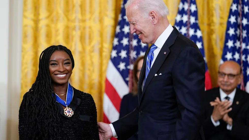Simone Biles och president Joe Biden i Vita huset.