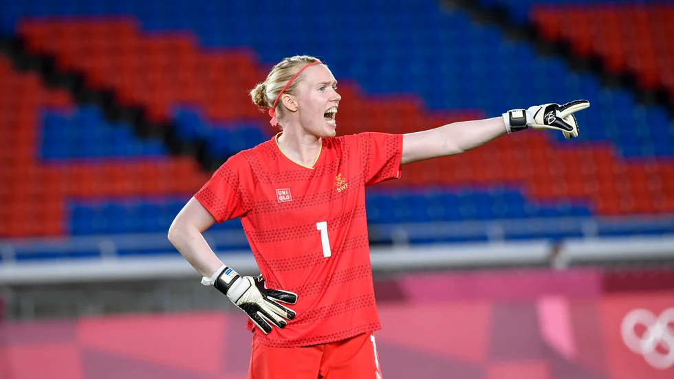 Sveriges målvakt Hedvig Lindahl hade lätt att göra sig hörd under OS i fjol, när läktarna gapade tomma. I EM lär hon tvingas höja rösten betänkligt.