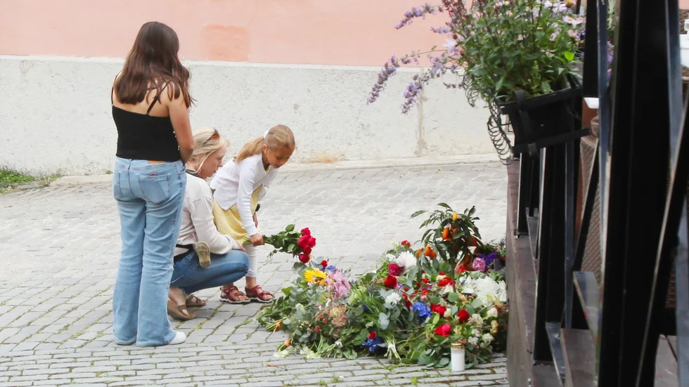 Flera förbipasserande lade blommor vid minnesplatsen, dagen efter mordet.