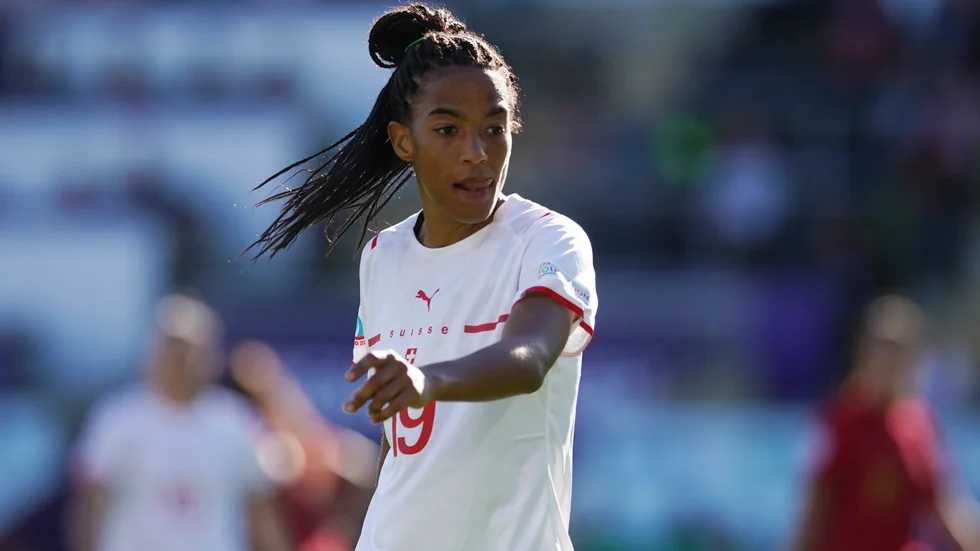 Eseosa Aigbogun är en av hittills nio spelare som blivit magsjuka i Schweiz trupp.