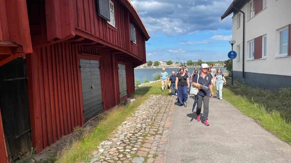 Efter att ha bekantat sig med några Västervikstypiska landmärken på andra sidan vattnet går promenaden vidare. Här passeras Saltmagasinet. 