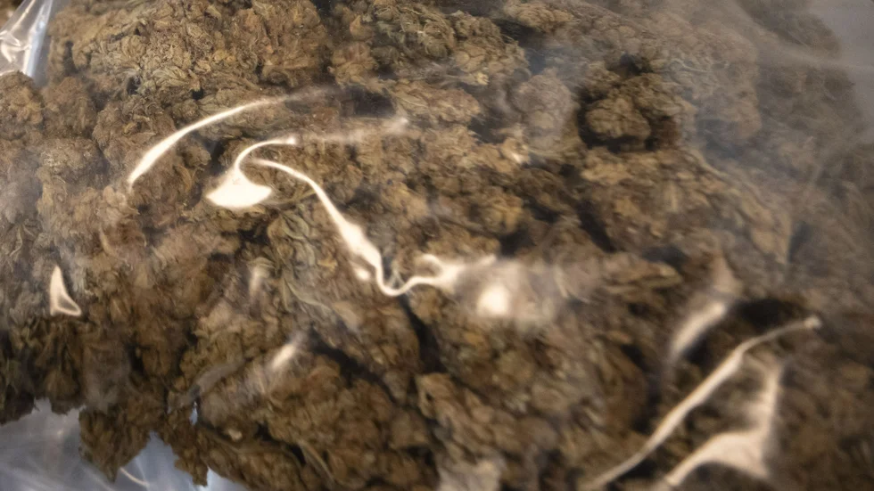 Kvinnan hade 18 gram cannabis i hemmet. Nu åtalas hon för ringa narkotikabrott.