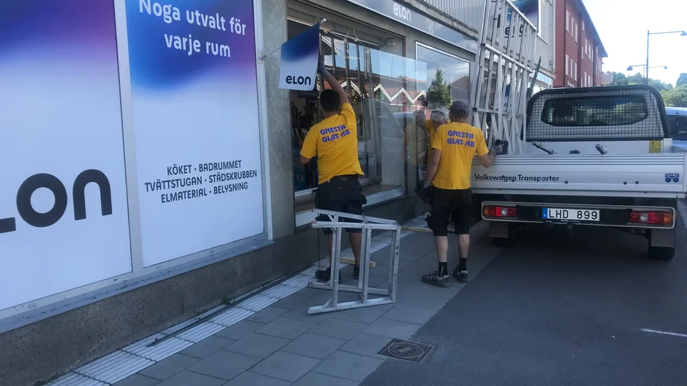 Ett nytt fönster sätts in efter inbrottet i Elons butik under natten till måndagen.