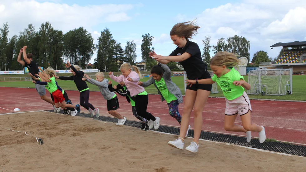 Längdhopp under Summer camp 2022. Arkivbild. 