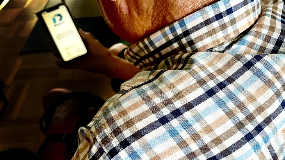 En man i 70-årsåldern har skickat 40 000 kronor till vad han trodde var en känd artist.