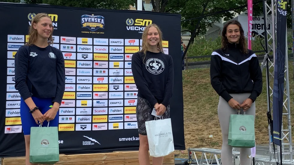 Tone Sandsjö högst upp på pallen efter att ha vunnit JSM-guld på 50 meter bröstsim.