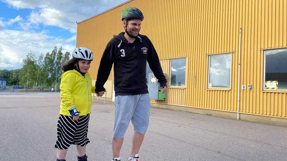 Melody Pinto och Martin Rehnström i full fart runt bilprovningens parkering.