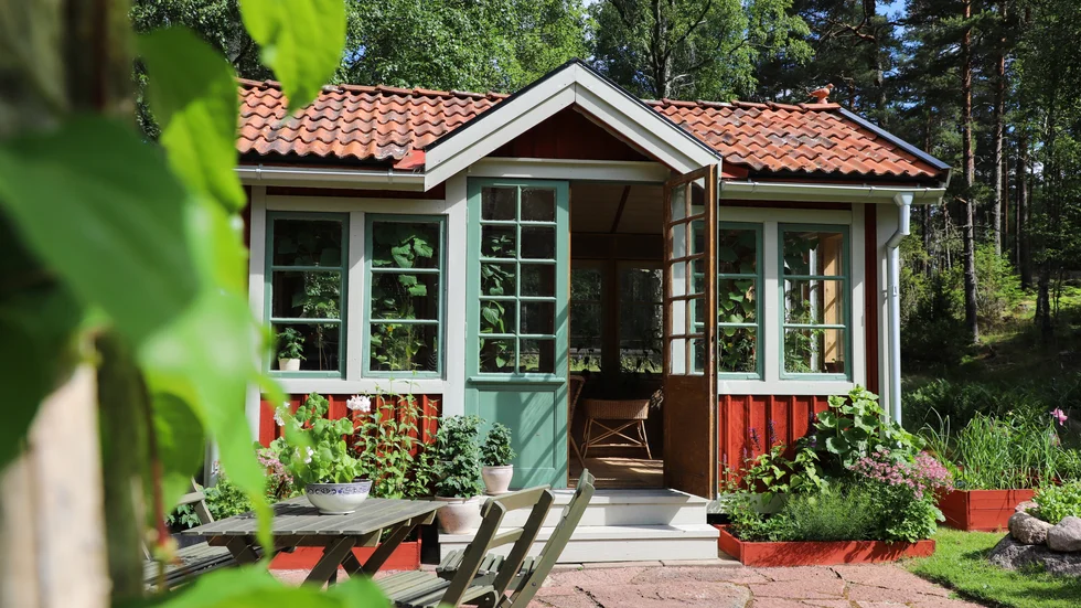Uterummet, med Ölandssten framför sig och ett stort matbord invändigt fungerar också som växthus för tomaterna.