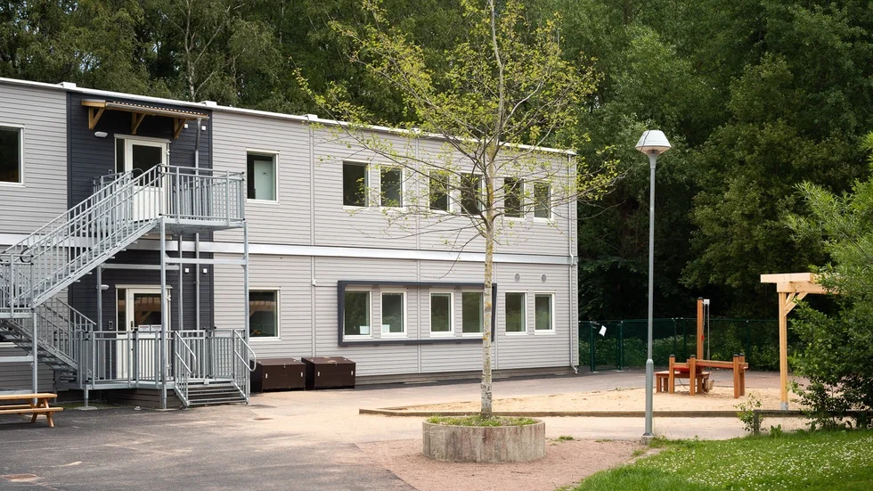 Modulerna lever inte upp till god färg och form, men de är en tillfällig akut lösning vid Vallby skola, menar skolchefen, som också säger att barnen fortsatt kommer att ha en bra utemiljö.