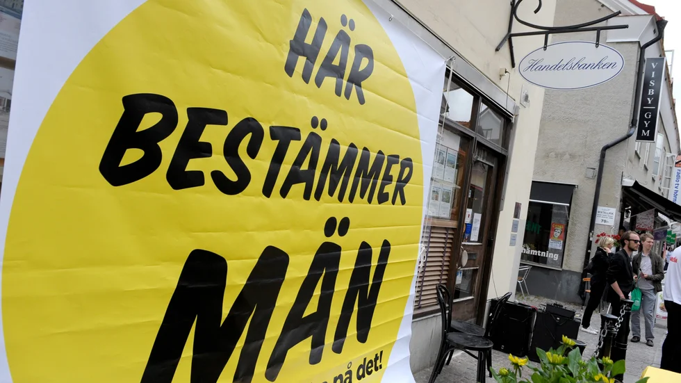 VISBY 20110704
Tidningen Amelia gjorde ett utspel om jämställdhet där man hängde upp en banderoll på Handelsbankens fasad på Adelsgatan och chefredaktör Åsa Lundegård talade inför nyfikna journalister och turister.
Foto: Janerik Henriksson / SCANPIX / Kod 10010 
