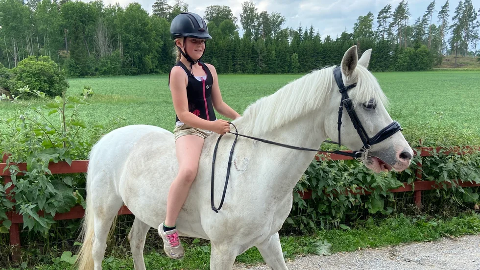 Elna Asplund, Gripens RF, följde upp sina två tidigare vinster med att under veckoslutet ta hem Meetingpriset när hennes klubb anordnade nationella tävlingar i Malmby. 9-åringen slutade trea, tvåa och etta i sina ritter.
