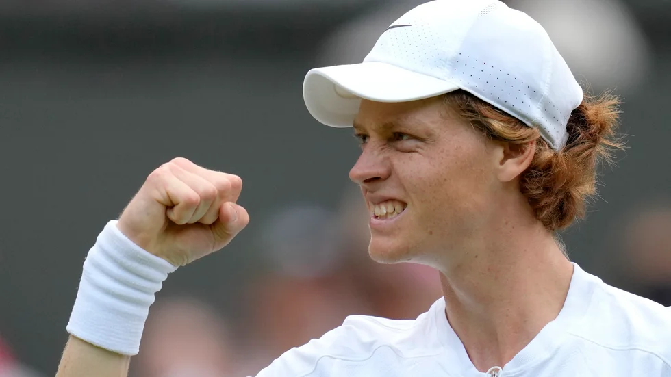 Italienaren Jannik Sinner, 20, vann åttondelsfinalen i Wimbledon över 19-årige spanjoren Carlos Alcaraz med 3–1 i set.