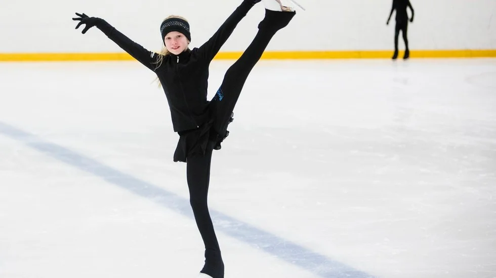 På isen får 12-åriga Alma Nyholm göra det roligaste hon vet, att dansa och hoppa till musik.TV: Hon gillar att dansa på skridskor
