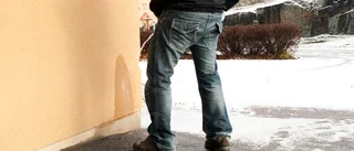 21-åring kissade offentligt – nu åtalas han
