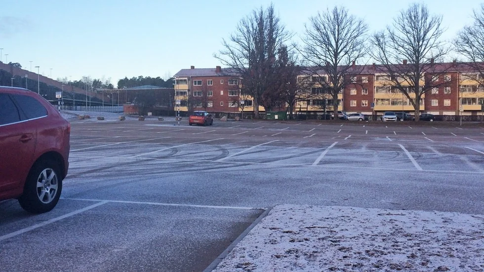 Många parkeringsrutor gapar tomma vid resecentrum i Strängnäs. Det är dags att göra något åt de dyra parkeringsavgifterna, skriver signaturen "Fortfarande kritisk."