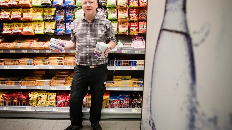 Magnus Jeppsson på Ica nära har tröttnat på att ungdomar stjäl ur hans butik. När en smällare kastades in i entrén fick han nog.