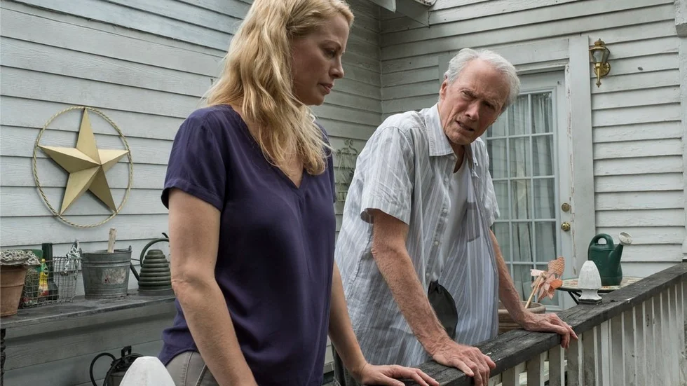 Efter att ha försummat sin familj börjar Earl komma på bättre tankar i grevens tid i "The mule"
