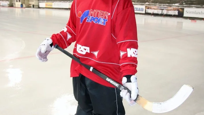 Läktarna gapar tomma på träningen, men Fredrik Öjdahl hoppas att det kommer mycket folk till Backavallen på annandagen för att se matchen mot Tillberga. "Det blir så mycket roligare att spela när det står fullt med folk på läktaren", säger han.