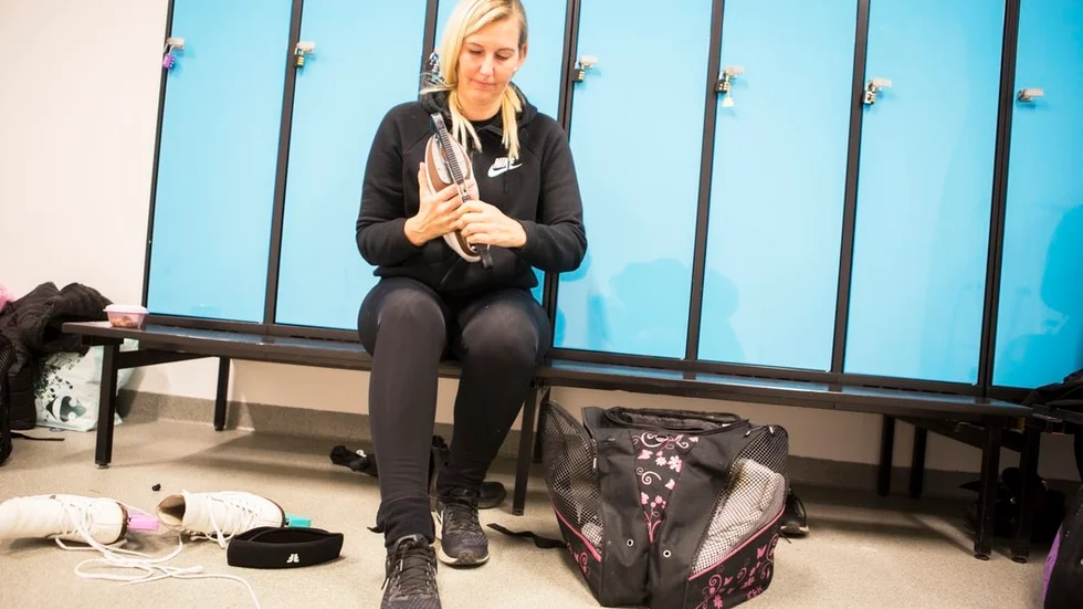 Backa KK:s Sandrah Fullborn i det nya omklädningsrummet - som inreds i föreningens färger.