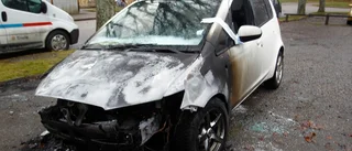 Bil förstörd i anlagd brand