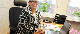Skolanställd fortfarande avstängd efter misstänkt ofredande