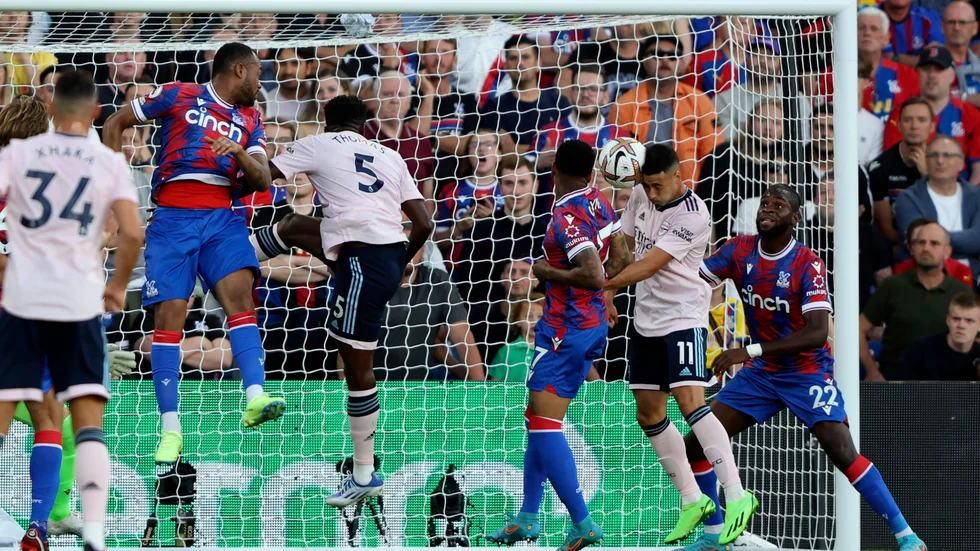 Arsenals Gabriel Martinelli nickar in 1–0 mot Crystal Palace i Premier League-premiären.