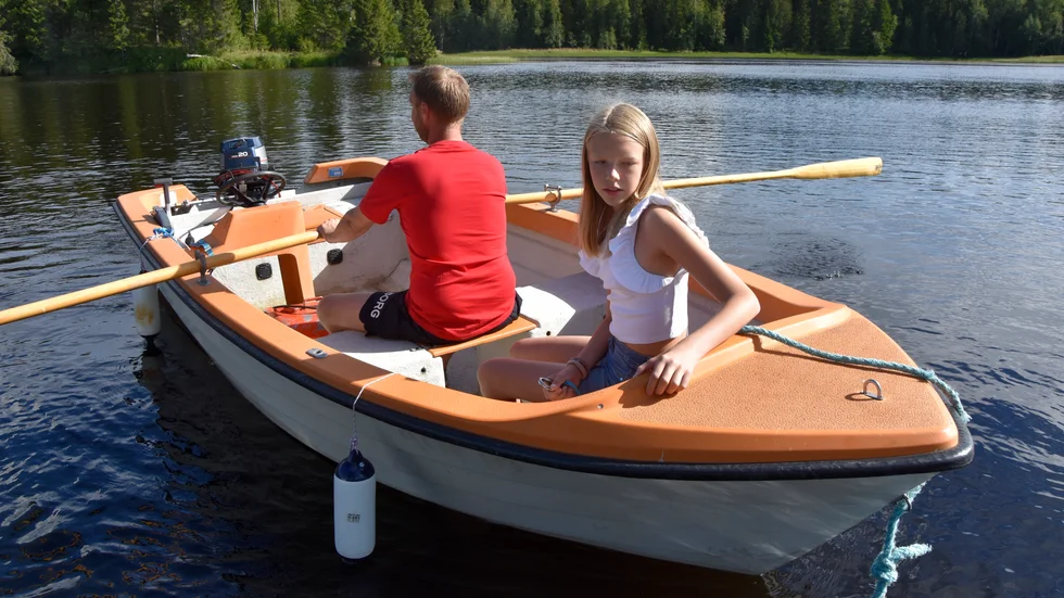 11-åriga Vilda brukar hjälpa pappa Daniel Enqvist att vittja kräftburarna. "Jag tycker om flodkräftor, men de kan se lite äckliga ut", berättar Vilda. 