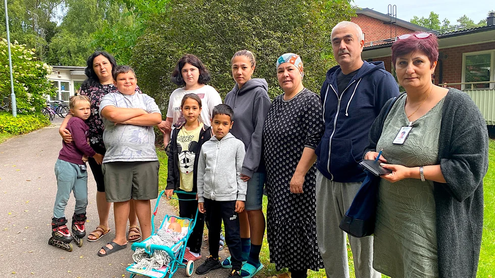 De ukrainska flyktingar som flyttat in på Åsundagården vill starta ett nytt liv i Sverige, deras hemstäder är förstörda i kriget. Från vänster Angelina, Julia, Rostislav, Sofia, Zarina, Gulia, Roslan, Gulchera, Talib och Karine Vardanian hemspråkslärare vid Enköpings kommun.