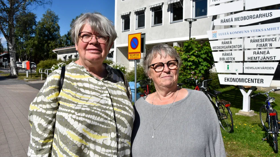 Gunnevi Olaisson och Birgitta Johansson Norberg har engagerat sig i Röda korsets arbete med de drygt 100 ukrainska flyktingar, varav 30 barn, som flyttat in i Råneå för ett par veckor sedan. "De kan bo upp till fem personer i ett enda rum. Det är klart att de inte mår bra", säger Gunnevi Olaisson.    