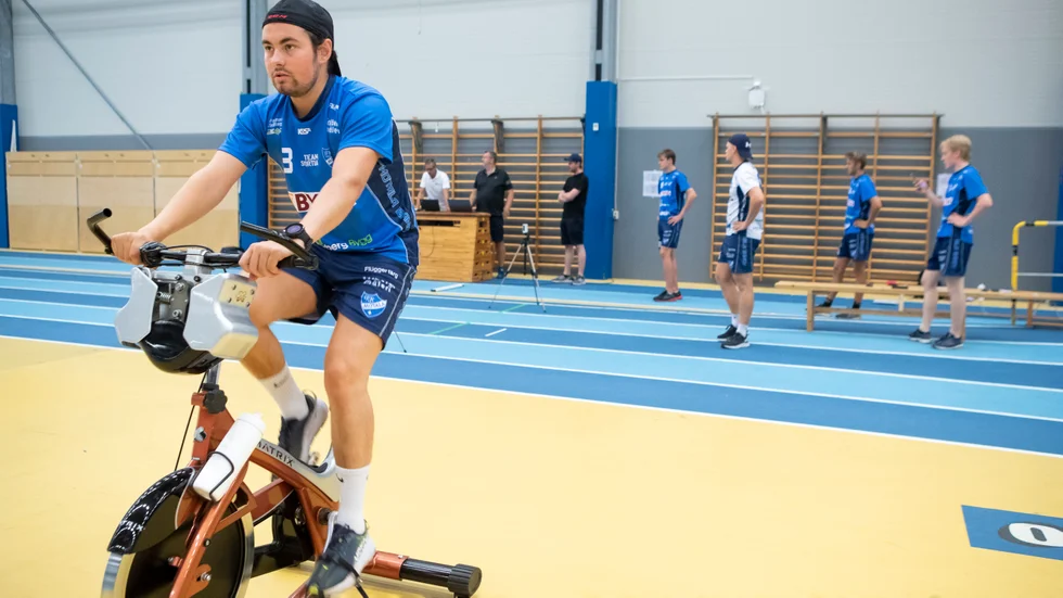 Albin Bjerkegrens målsättning är att vara med när IFK Motala går på is. Ett år efter att han drabbades av njursjukdomen så är han hoppfull inför säsongen och glad över att vara tillbaka i IFK Motala. 