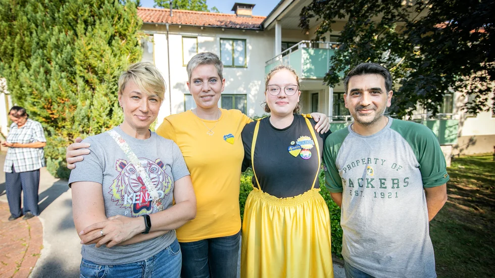 Olena Popelnytska, Olena och Anastasia Bilenko och Orhan Okuşluk utanför Solrosis volontärcentrum i Roma.