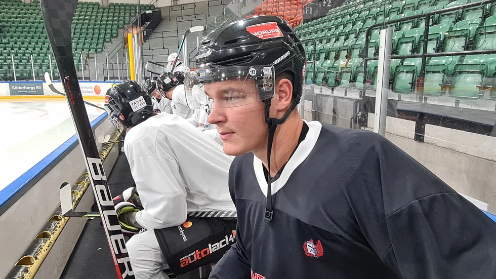 Nyköpings SK:s Casper Gillberg kommer att vara på isen igen på lördag. I onsdags fick han en puck på hjälmen men kunde resa sig igen och spela några byten i slutet av matchen. 