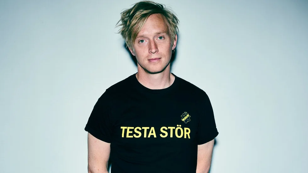 Jack Hildén debuterade 2014 med romanen "Vi, vi vaktmästare". Senast gav han 2020 ut romanen "Många gånger i regn".