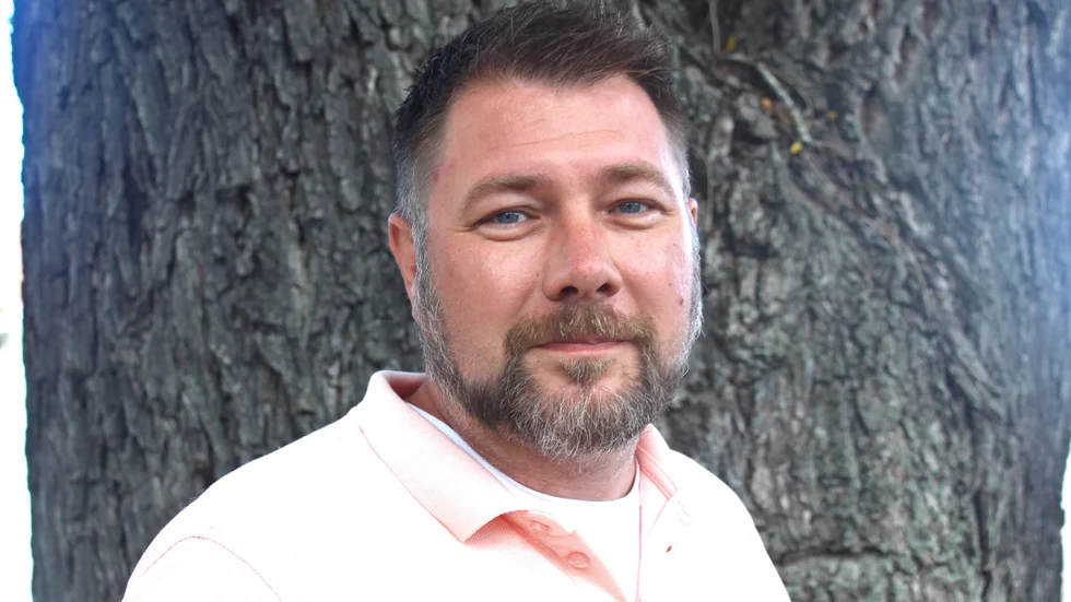Dan Nilsson, Socialdemokraterna, säger nej till både höjd skatt och högre lön till lärare på landsbygden. Han säger ja till bostäder på Stenhamraparkeringen, och ett hårdare fokus på klimatfrågor. 